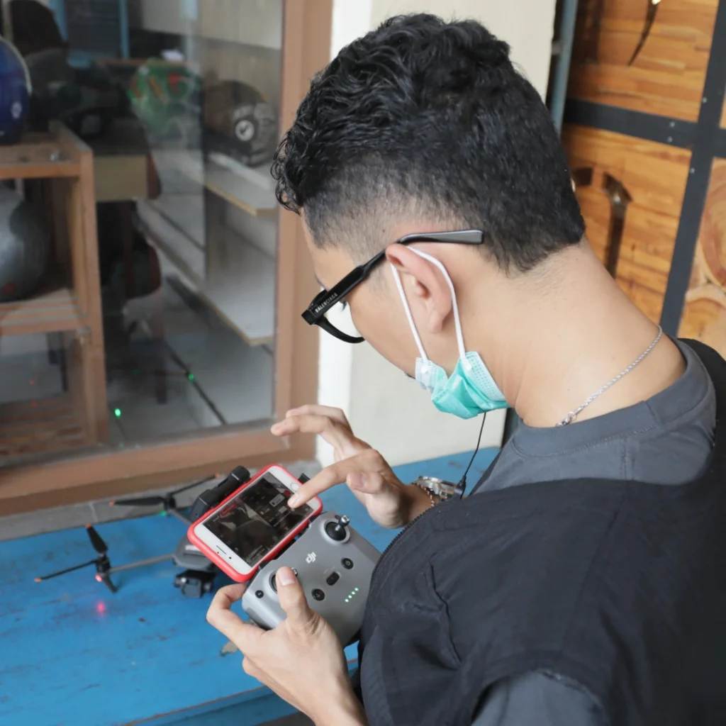 Penggunaan drone di Jogja semakin berkembang seiring dengan meningkatnya kebutuhan akan foto dan video udara yang berkualitas. Banyak sektor yang kini menggunakan drone, mulai dari industri pariwisata, real estate, hingga pertanian. Salah satu alasan utama tren ini berkembang pesat adalah kemajuan teknologi drone yang semakin canggih, memungkinkan pengambilan gambar dengan kualitas tinggi dan kestabilan yang lebih baik. Teknologi ini memungkinkan berbagai industri di Jogja untuk mendapatkan hasil visual yang lebih menarik dan informatif.